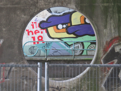 829344 Afbeelding van graffiti in de oostzijde van de Leidseveertunnel te Utrecht.